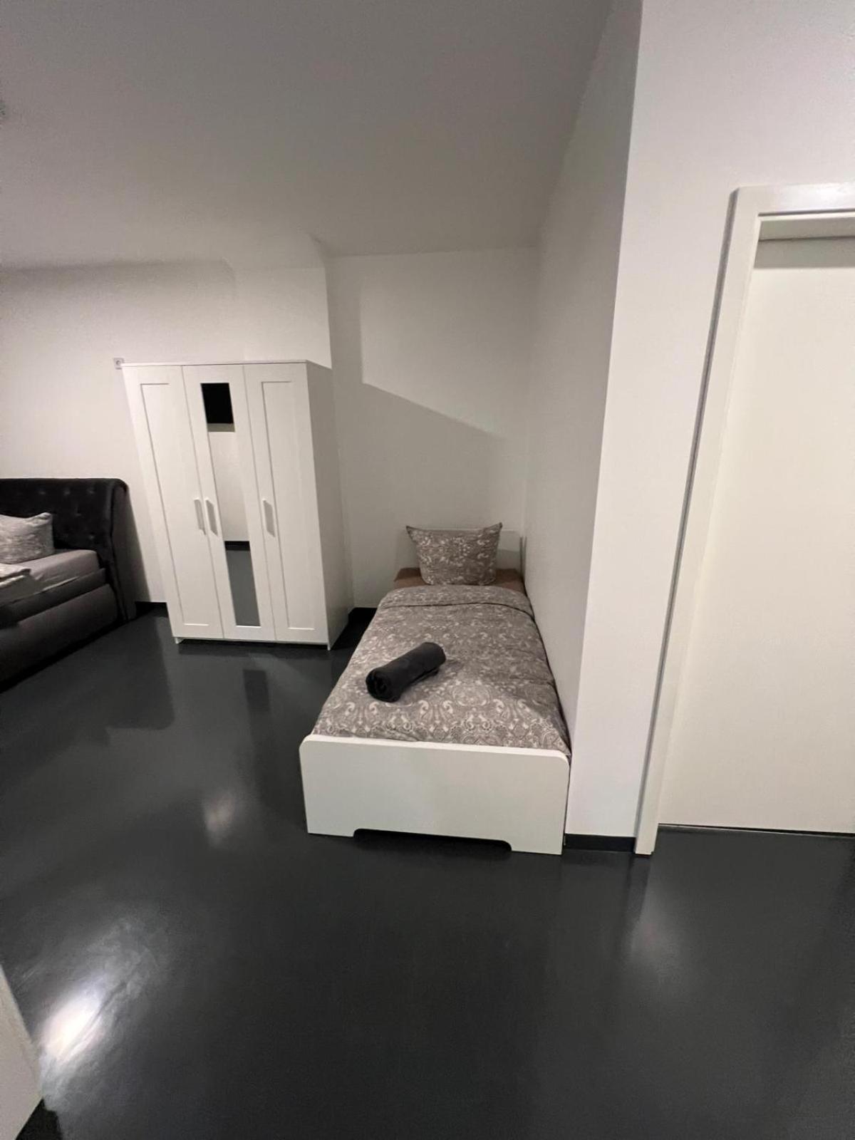 Checkpoint Ls 65 Mikroapartments Fuer Ein Bis Vier Personen Halle  Exterior foto